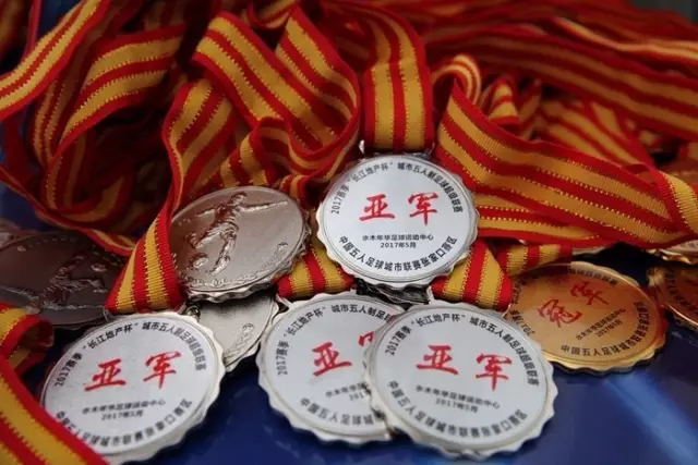 约基奇42+16掘金险胜马刺 骑士送爵士10连败