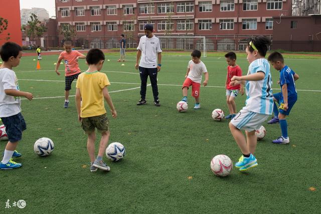 闫鹏飞22+12上海2-1晋级八强 首钢4人被驱逐